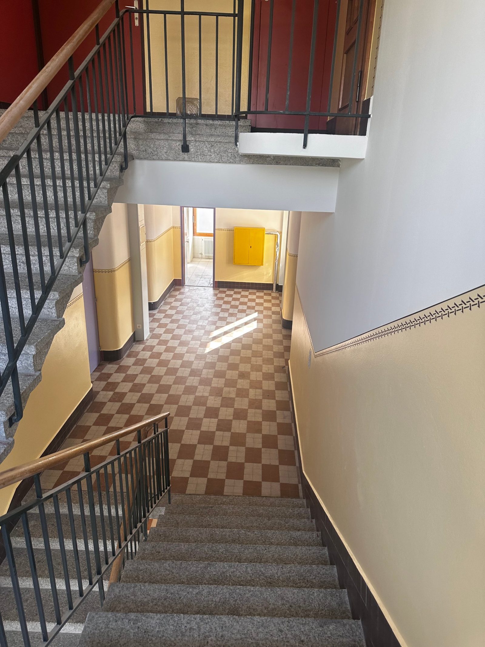 Cage d'escalier repeinte avec une frise décorative