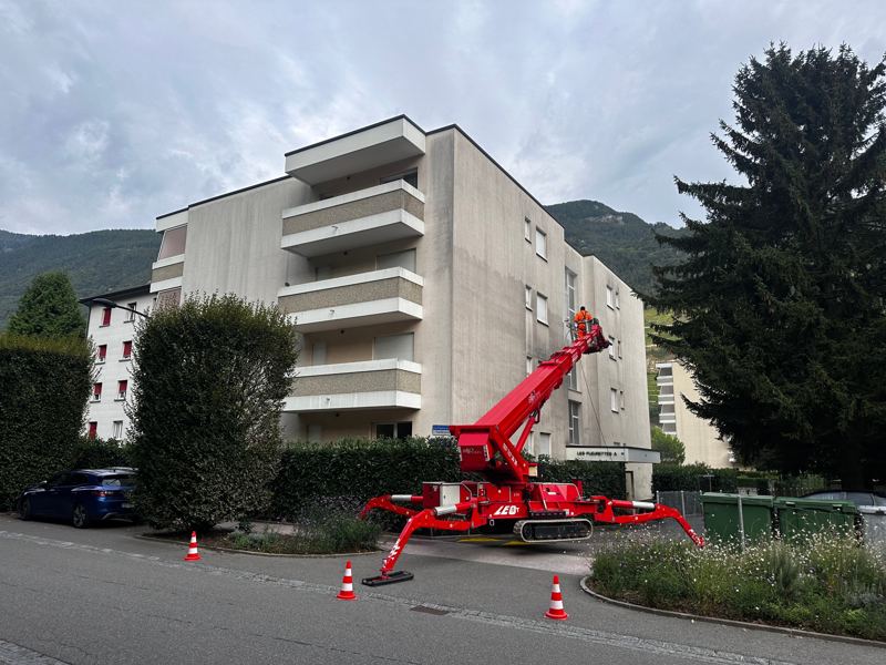 Lavage d'une façade d'immeuble à la nacelle