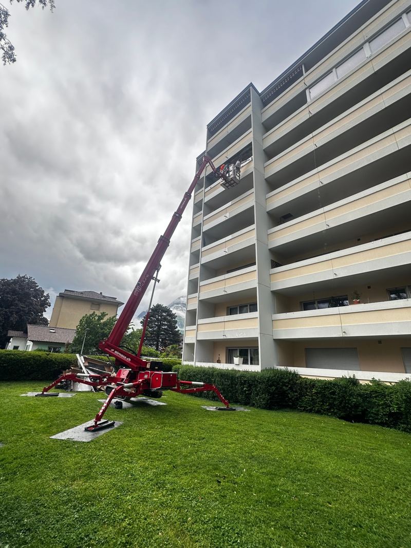 Travaux sur la façade d'un immeuble depuis une nacelle