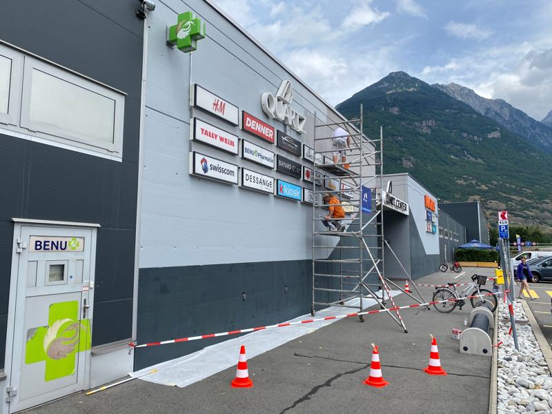 Centre commercial – peinture de façade